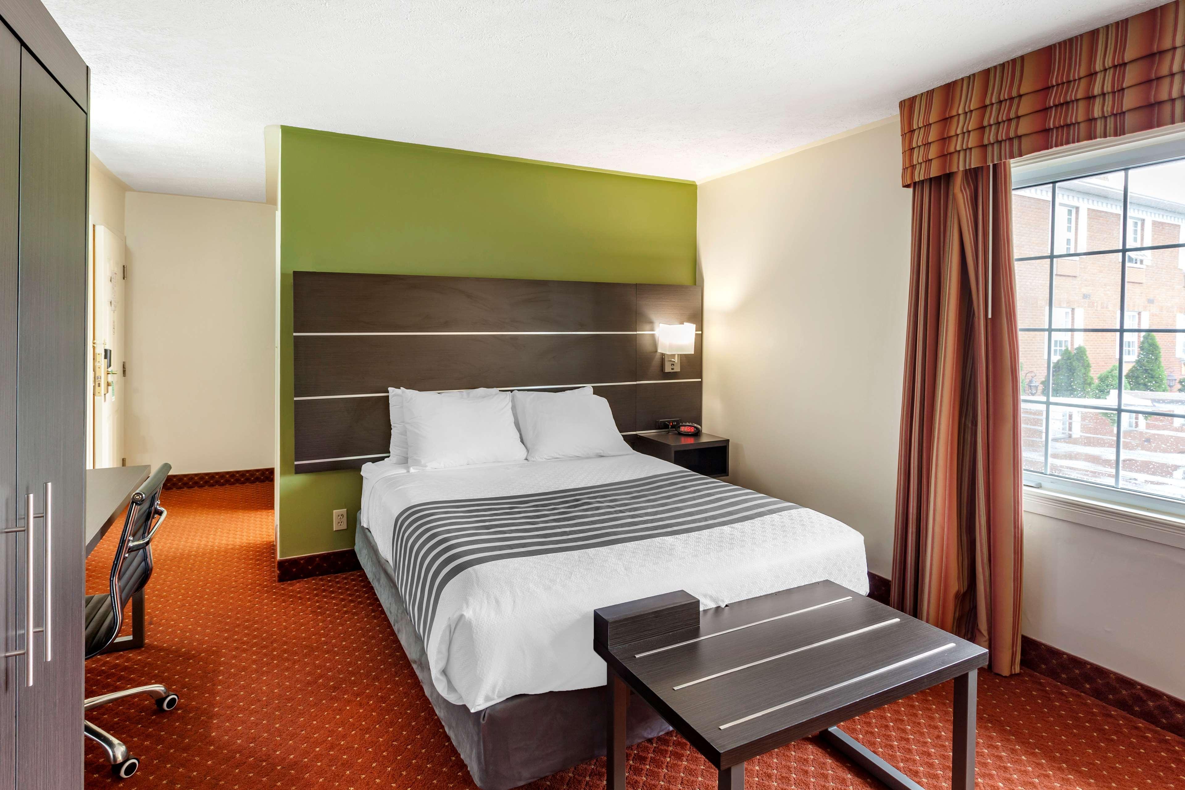 Surestay Plus Hotel By Best Western Кинкардин Экстерьер фото