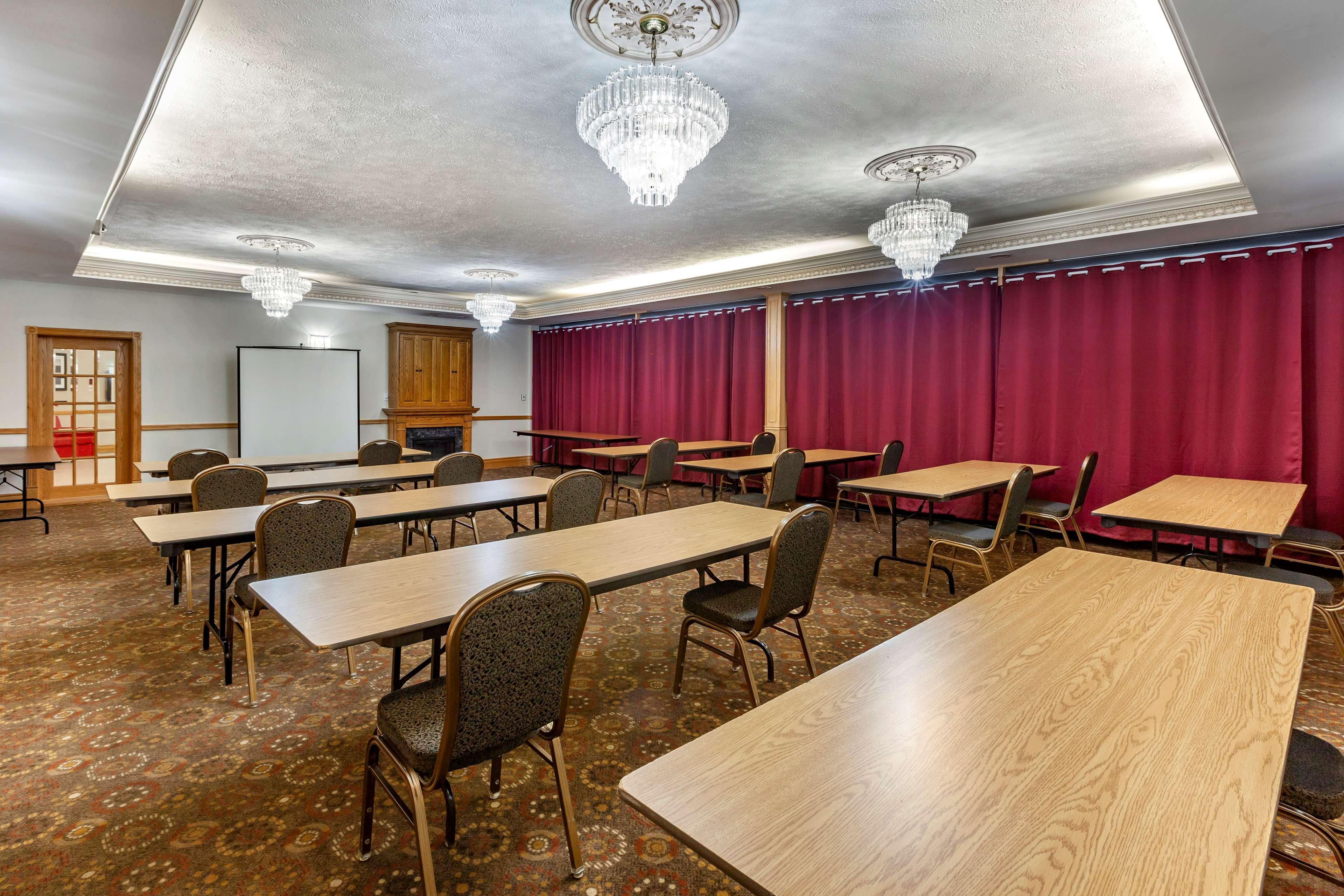 Surestay Plus Hotel By Best Western Кинкардин Экстерьер фото