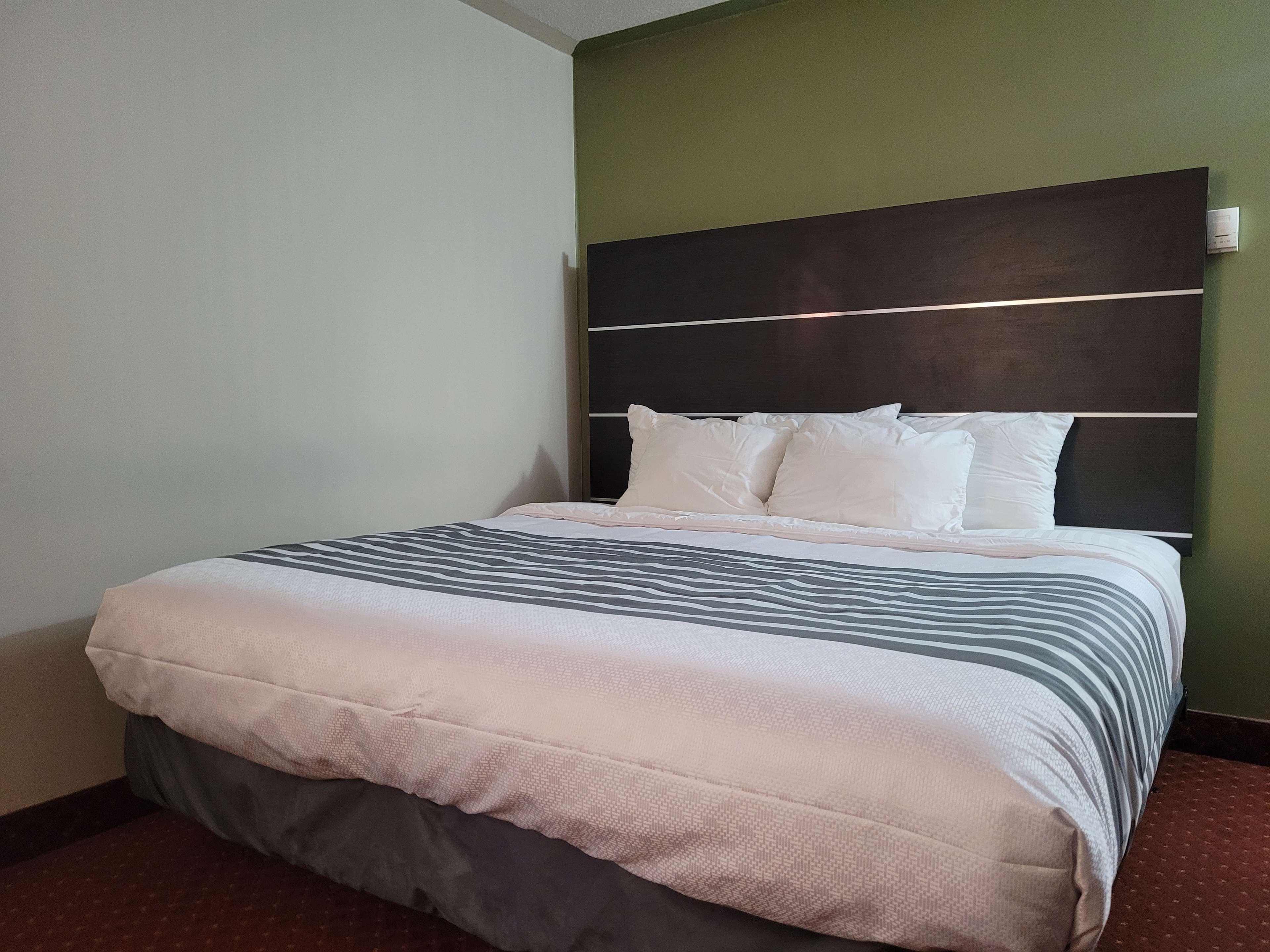 Surestay Plus Hotel By Best Western Кинкардин Экстерьер фото