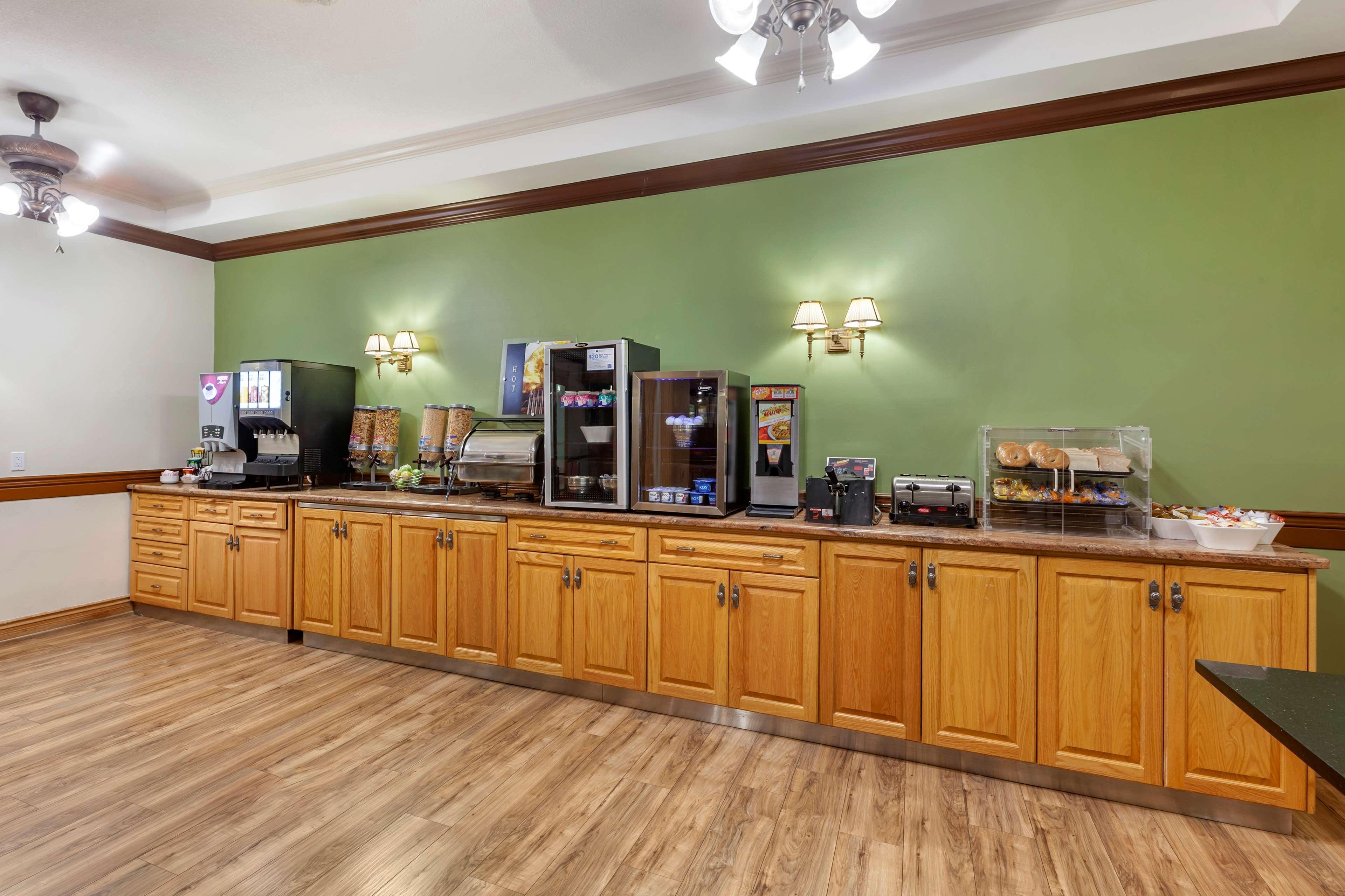 Surestay Plus Hotel By Best Western Кинкардин Экстерьер фото